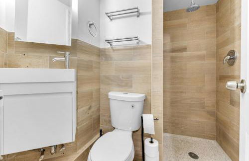 Inviting 2Bd Upper East Side Stay with Backyard - Foto 21