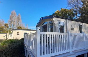 Family breaks at Rockley Park with Prosecco and a box of chocolates on arrival - Photo 1