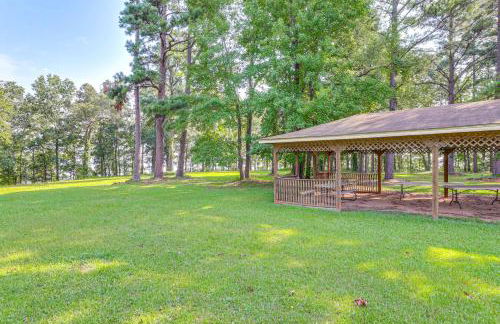 Patio and Pool Table Lake Marion Getaway - Foto 33