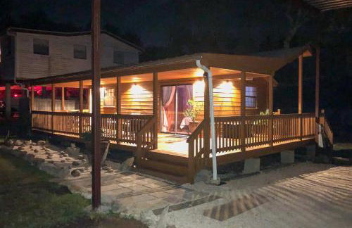 Couples Cabin with Luxury Deck, 1 Mi to Canyon Lake! - Foto 29