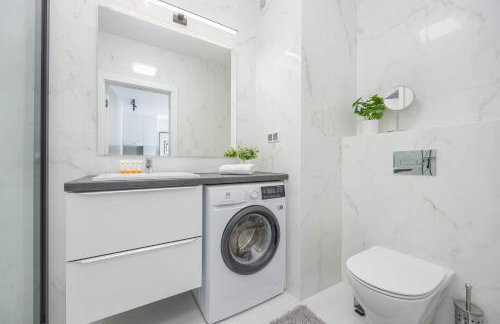 Elegant Apartment in Warsaw with Parking and Desk for Remote Work by Noclegi Renters - Foto 25