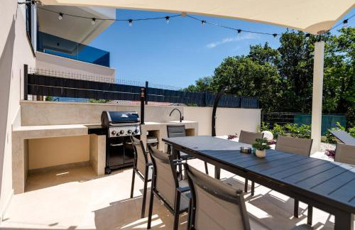 Villa Mirakul, new modern villa with swimming pool, close to the beach, children playroom, quiet area- by TRAVELER tourist agency Krk - ID 2680 - Foto 4