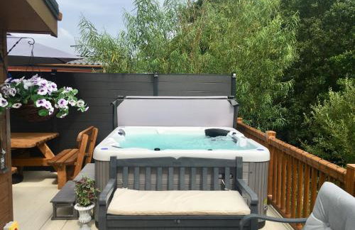 Logi-Bear Lodge with Hot Tub - Photo 1