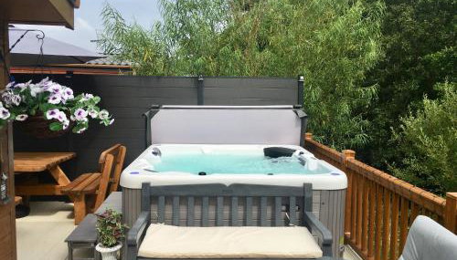 Logi-Bear Lodge with Hot Tub - Foto 1