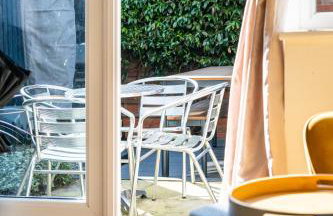 Modern and Spacious Home From Home 1 mile from M1 - with Netflix, Prime Video, PS5, free parking, superfast WiFi, BBQ - Sleeps 11 - By Brightleap Apartments - Foto 45