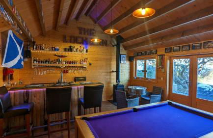 Cheltenham large house with gym, bar & hot tub - Photo 23