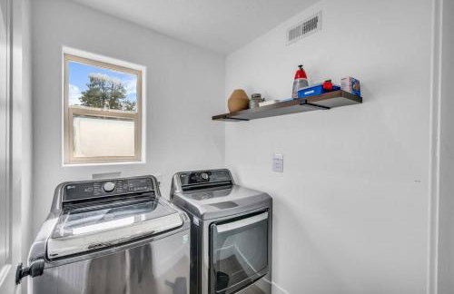 Zion Plush Family Escape HotTub, Games, Sleeps 14 - Photo 3