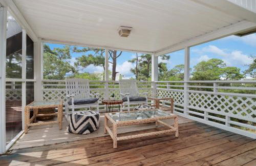 Woofs and Waves by Pristine Properties Vacation Rentals - Foto 53