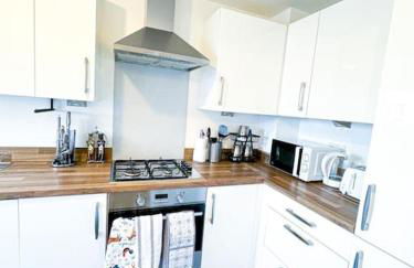 City Centre 3 Bedroom House Sleep upto 9 Guests with Garden and Parking - Foto 53