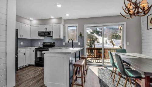 Modern Townhome with Decks Fireplace & Mountain Views - Foto 2