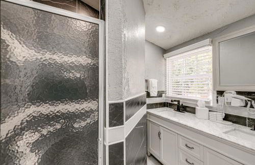 Walk to MIR Wooded Group Escape with Deck and Bar! - Foto 17