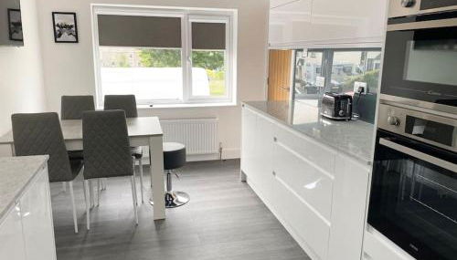 A modern, dog-friendly 3 bedrm canal side property - Foto 3