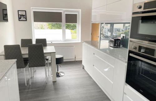 A modern, dog-friendly 3 bedrm canal side property - Photo 3