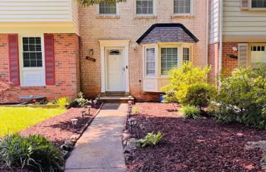 Charming 4BR 4BA Townhouse In Annandale, VA - Foto 1