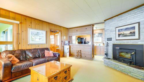 Waterfront Torch Lake Cottage with Dock and Fire Pit! - Foto 3