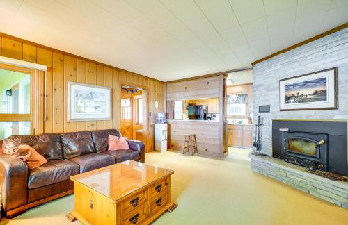 Waterfront Torch Lake Cottage with Dock and Fire Pit! - Foto 3