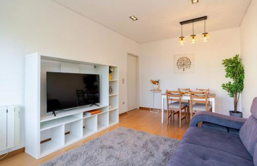 Modern Flat with Workspace in Foz by HostWise - Foto 8