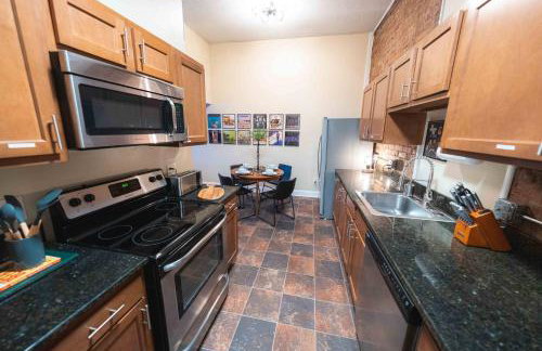 Bright and Hip 2BR Condo in Heart of Ohio City - Foto 14