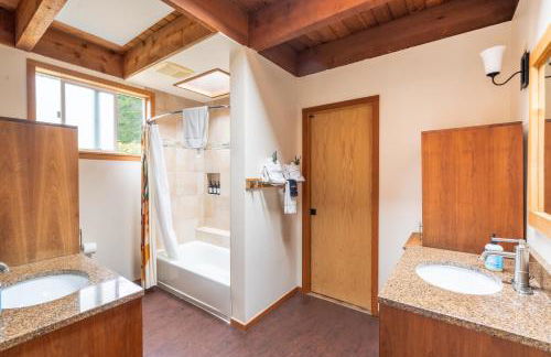 Stylish Deception Pass Retreat with Bay Views - Foto 18