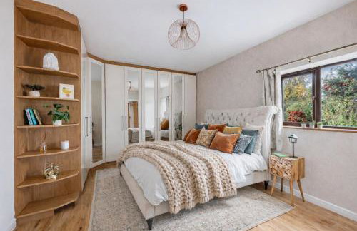 Meadow House with Driveway Parking, Spacious Garden, Fast Wifi and Smart TVs by Yoko Property - Foto 1