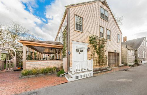 Close to Dtwn Nantucket! Group Getaway with Patio - Foto 1