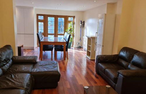 Luxury London House Sleeps x 16, Free Parking, Free Wifi, Garden Patio, Close to tube line easy access to Central London - Foto 22