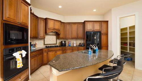 Bedroom with 3.5-Bathroom near Golf Course! - Photo 2