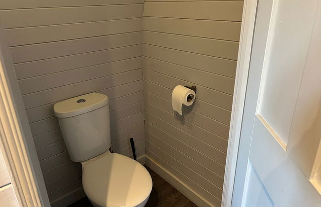 Deluxe Glamping Pod With Hot Tub in Frodsham - Photo 3