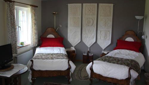 Holdstrong Farmhouse - Photo 4