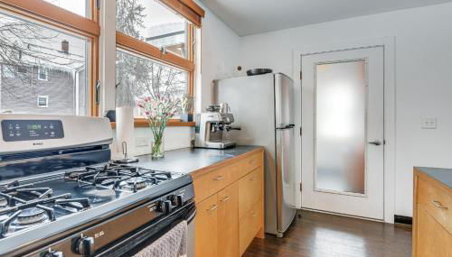 Couples Retreat Near UVM! Unique Studio with Deck - Foto 2