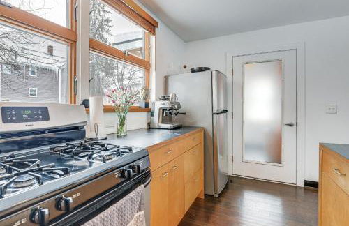 Couples Retreat Near UVM! Unique Studio with Deck - Foto 2