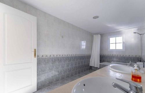 49-Exclusive Villa With Private Pool & Breathtaking Views in Mijas! - Photo 15