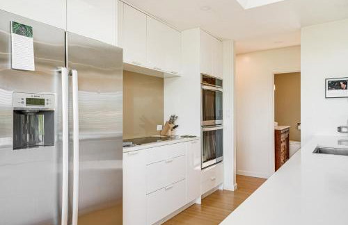 Elegant Gloucester Beach Getaway with Ocean Views! - Foto 7