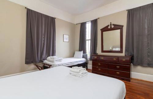 The Sunny Southern Manse Back Walk Downtown - Foto 14