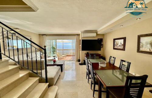 Seafront Townhouse with Stunning Mediterranean Views, community pool - Foto 2