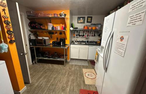 EZ 1 mile to Fort Sill! Pumpkin Cottage sleeps 9, grills, firepit, laundry - Foto 5