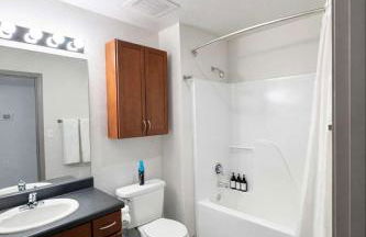 2BR Central KC Stay - Pet Friendly Rooftop & Gym - Photo 6