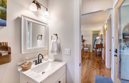 Lake Access and On-Site Creek Lake Toxaway Home! - Foto 25