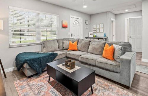 Adventure Awaits in Tampa Bay with Beautiful Decor 4BR with Backyard Oasis Near Busch Gardens & Adventure Island - Foto 19