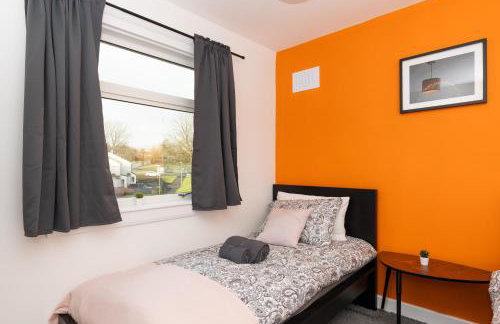 4Bed-House-2Bath-Free Parking-by Holiday Homes - Foto 4