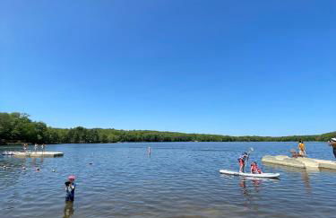 Pocono Hideout Family Home with Hot Tub Deck Sunroom Pool Big Bass Lake Larsen Lake Gouldsboro Clifton Township - Foto 54