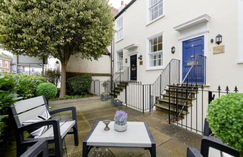 Elegant Epsom Flat in Period Building - Photo 6