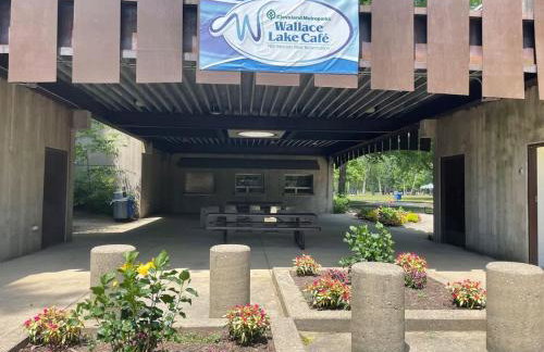 Large 4 Bedroom Home Close to Airport and IX Center - Foto 46