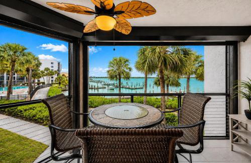 Waterfront Island Oasis! Heated Pool with Stunning View & 2 Full Bath - Foto 2