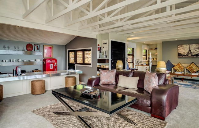 Spacious Apartment With Pool in Camps Bay - Photo 14