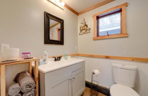 Love Shack Retreat Cabin with Deck and Yard! - Foto 15