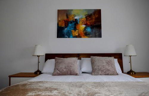 The Hideaway - Spacious 3 Bedroom Apartment - Photo 34