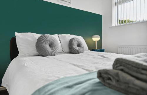 Modern 3BR, Sleeps 6, Great for groups, free parking, fast WiFi - Foto 9