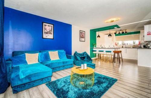 Sleek and Stylish 3 Bed in Greenock - Sleeps 8 - Photo 10