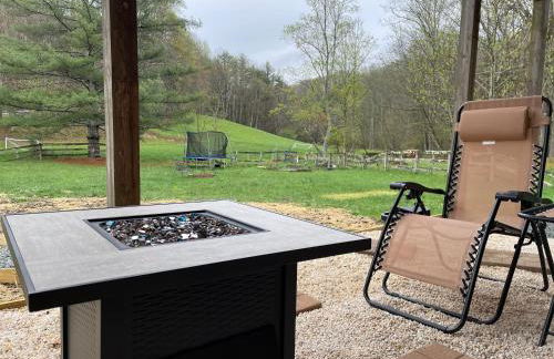 Creekside Getaway - King Bed - Full Kitchen - Foto 26